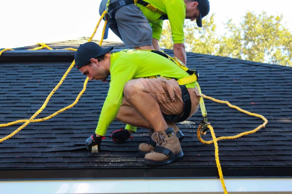 Construction workers on rooftop wearing high-performance Comfortec® workwear with thermoregulation technology